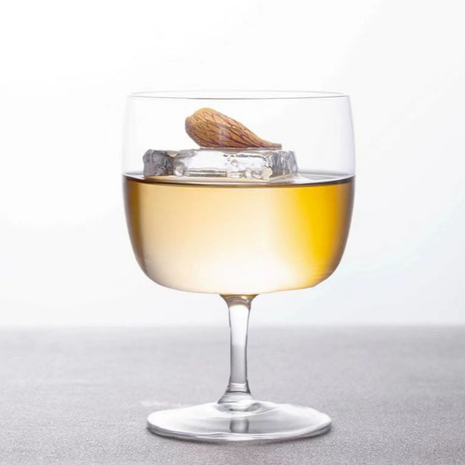 Ultra-thin crystal glass cocktail glasses, bar margherita glasses, shallow saucer high-footed sweet wine glasses, martini glasses Application Scenario