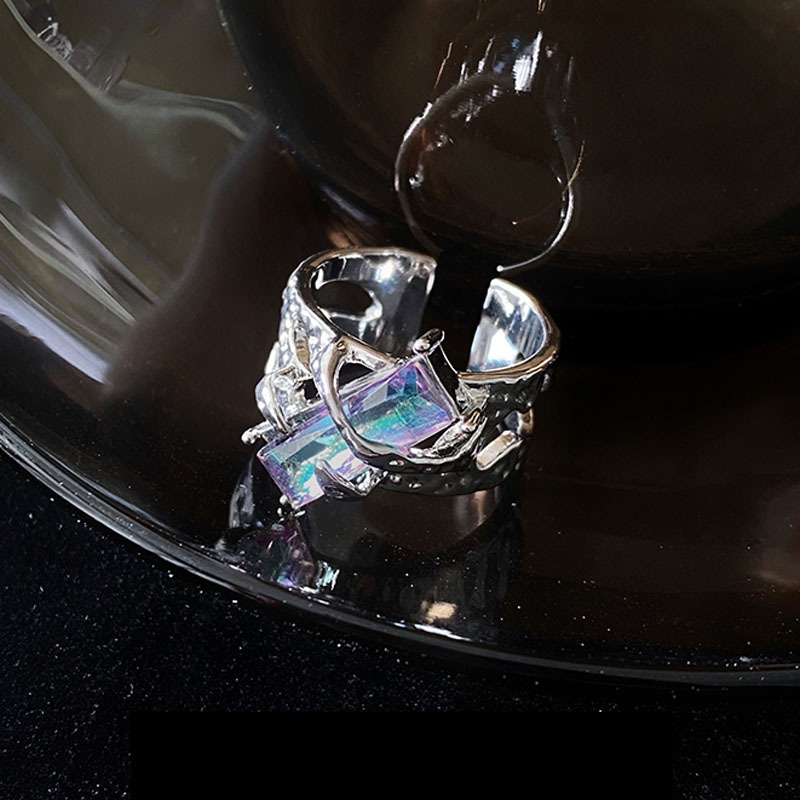 A niche design with a dark and thorny opening ring for women, exuding a sense of light luxury and sophistication, as well as a fashionable and individualistic sweet and cool style ring on Instagram Application Scenario