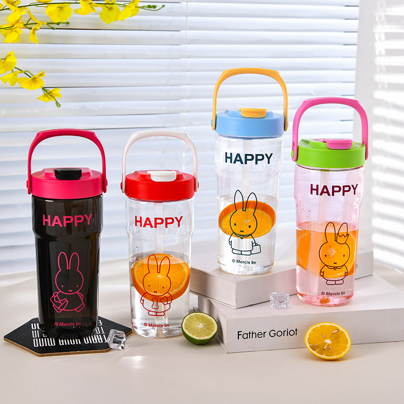 The new Mifei letter sports water cup is a genuine and popular plastic cup. It is a simple and elegant outdoor water cup for women in summer with a high level of appearance full figure