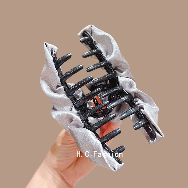 Cloud Grab, high-end pleated fabric French hairpin, high-end hairpin, large shark clip at the back of the female head Application Scenario