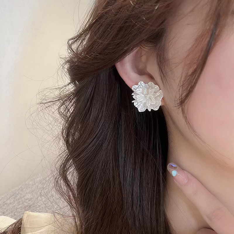 The new spring/summer white cracked flower stud earrings from s925 in South Korea are a popular earring accessory for women, featuring a pure and versatile style with a gentle and elegant demeanor Application Scenario