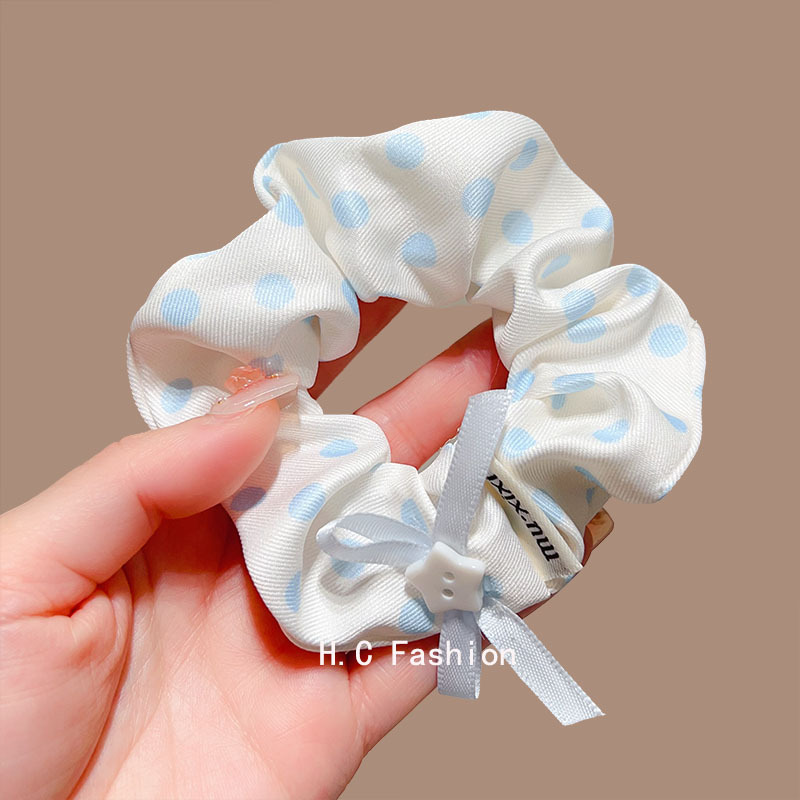 The Korean-style blue polka dot large intestine hair band exudes a high-end and laid-back vibe for women. It features a low ponytail hair accessory and a simple hair tie Application Scenario
