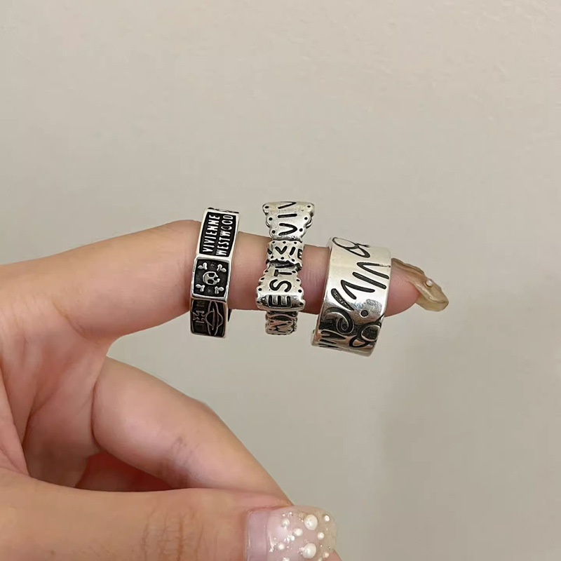 A Western post-punk cold style vintage Saturn mid-style bow skull wide letter ring for a woman full figure