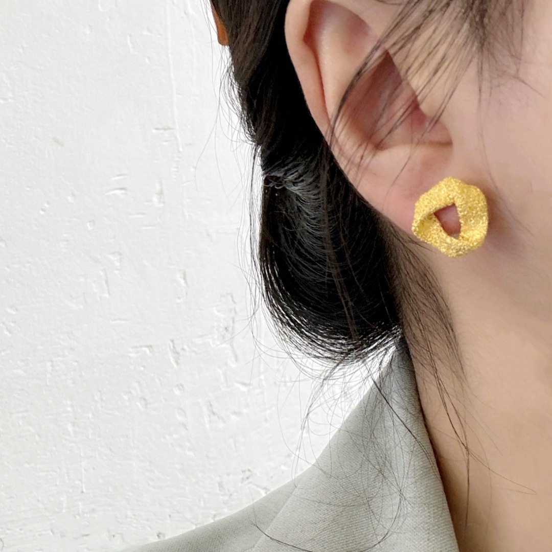 New unique geometric stud earrings for women in 2025, with a light luxury, niche and high-end feel, are fashionable and versatile on Instagram Specification drawing