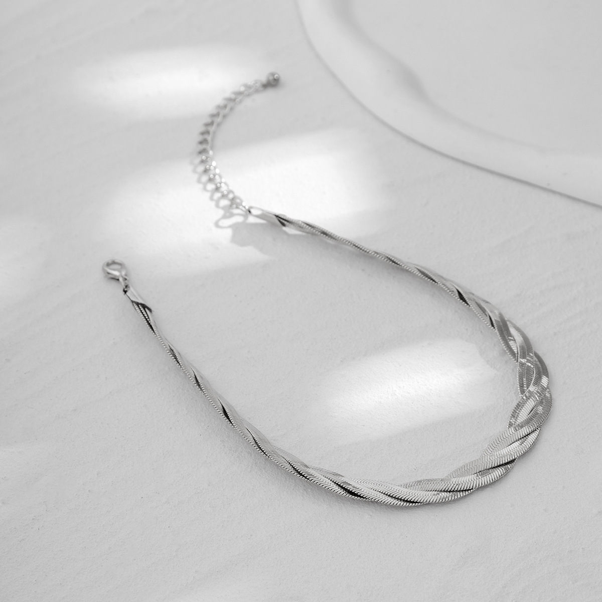 European and American cross-border jewelry, cold style design sense, plain chain collarbone chain necklace, simple snake bone chain metal necklace for women Application Scenario