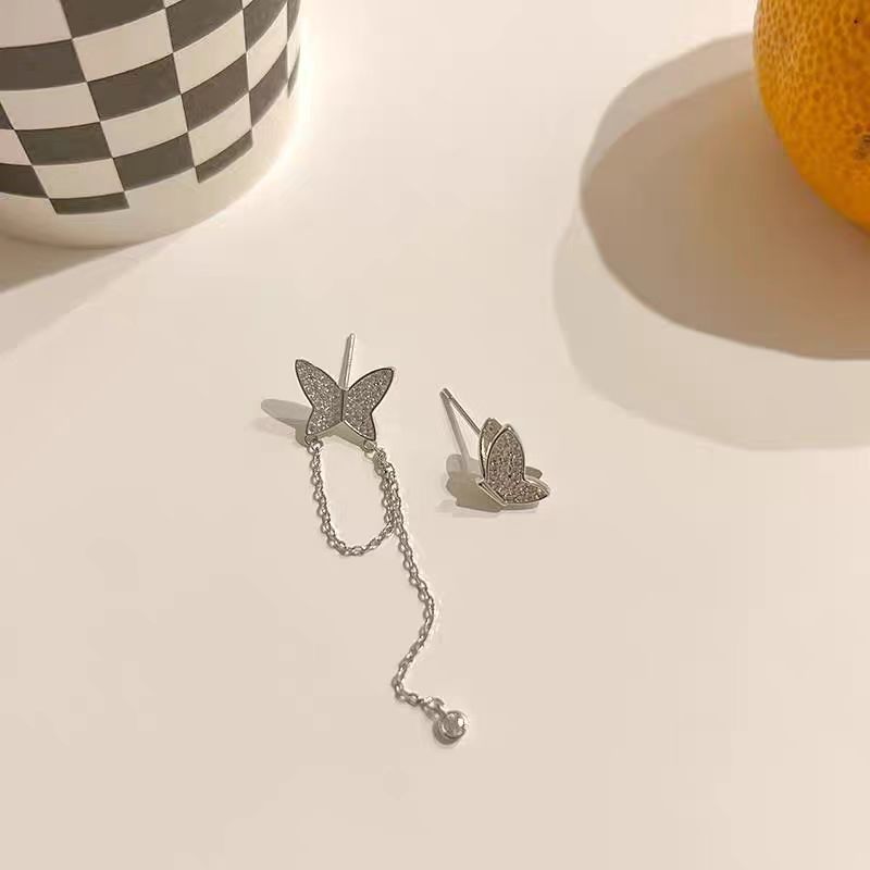 The new asymmetrical butterfly tassel stud earrings exude a high-end and elegant design for women, with a cold and light luxury and niche charm Application Scenario