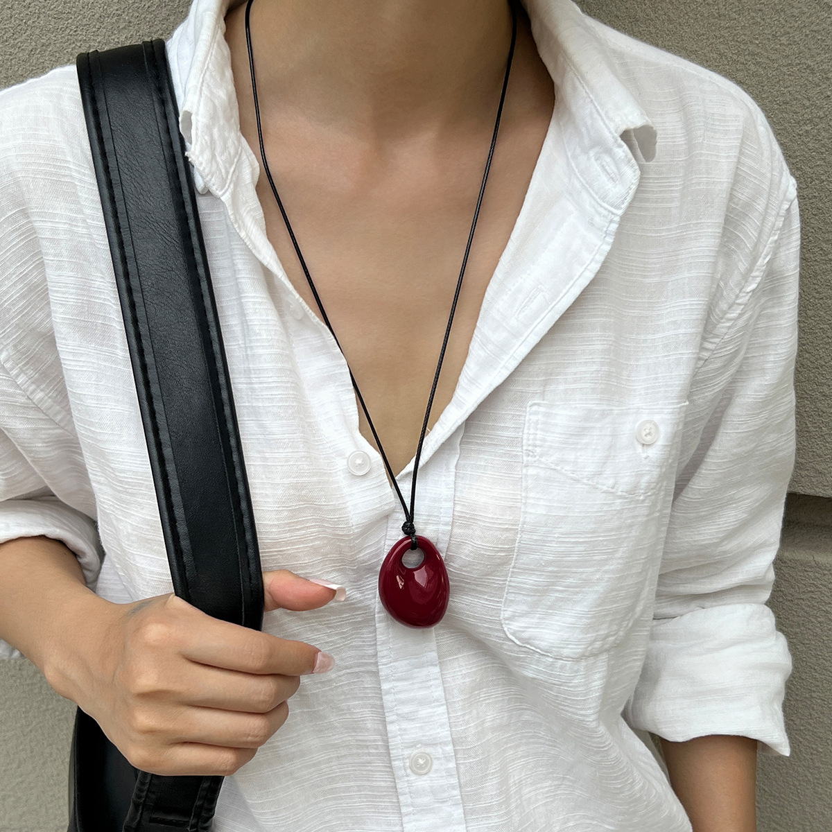 European and American cross-border jewelry, high-end, simple resin pendant necklace, personalized retro black rope adjustable collarbone chain full figure