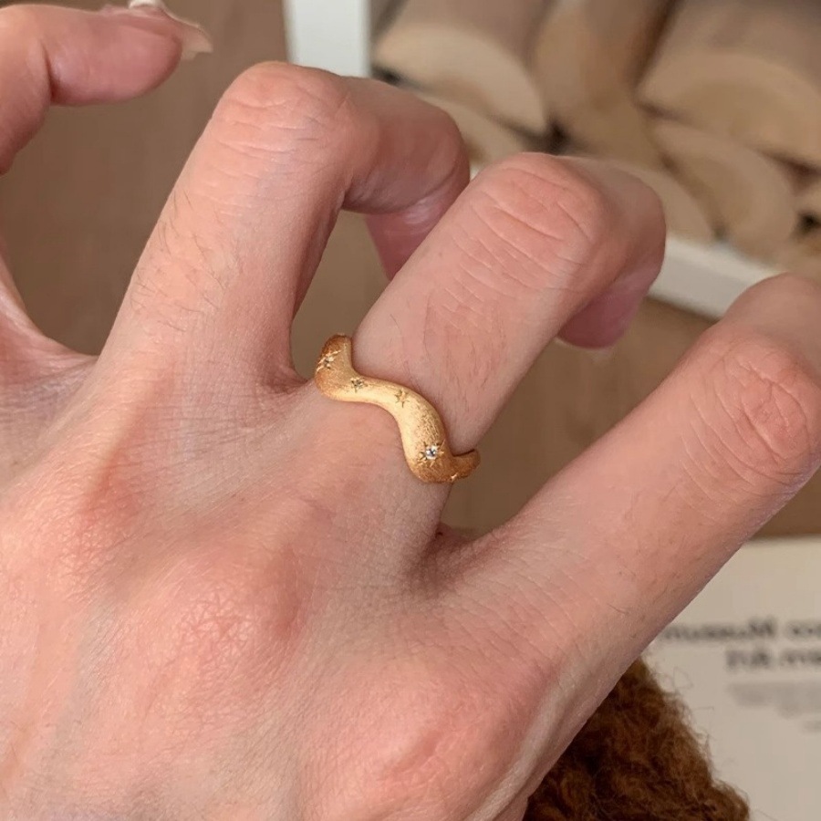 A mid-style brushed wavy starburst zircon ring for women that doesn't fade, with a light luxury, retro, unique and niche design sense details Picture