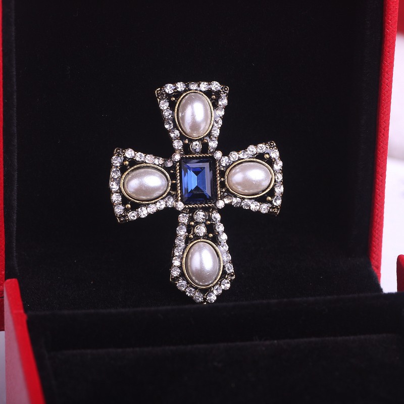 Z8 new style best-selling retro pearl cross high-quality diamond-encrusted brooch and brooch wholesale, direct sales from Yiwu factory full figure
