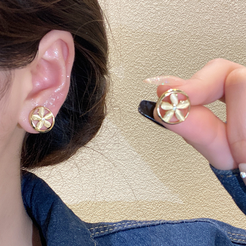 925 Silver Needle cat's Eye Flower Earrings, women's niche design sense, hollowed-out stud earrings, high-end and elegant autumn and winter earrings details Picture