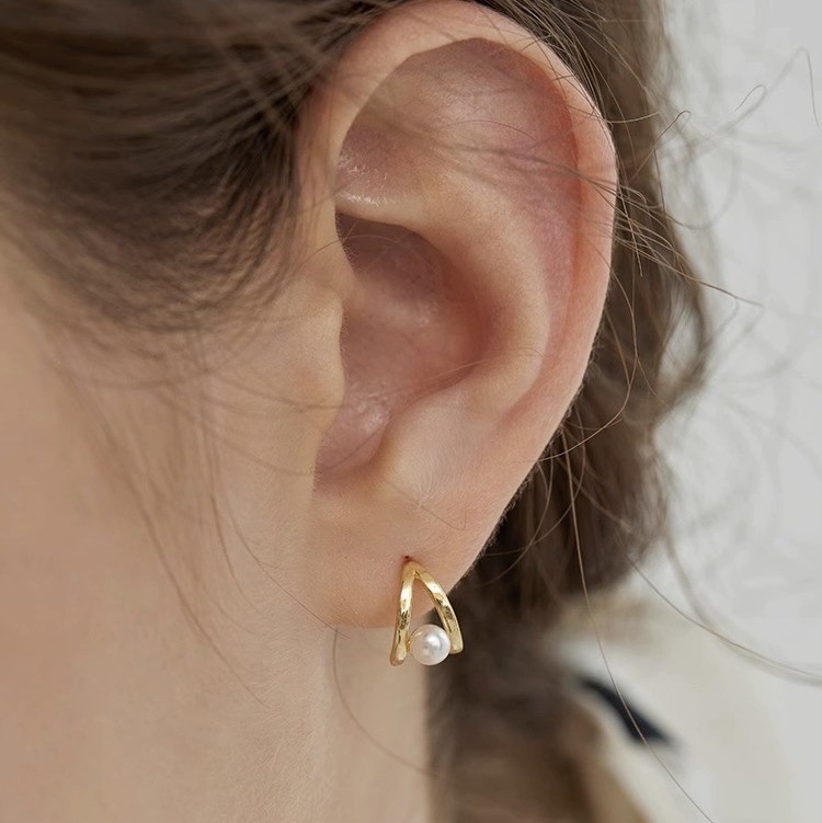 The 2025 new small-sized teardrop pearl stud earrings for women on Instagram are versatile and stylish, exuding a sense of sophistication and elegance Application Scenario