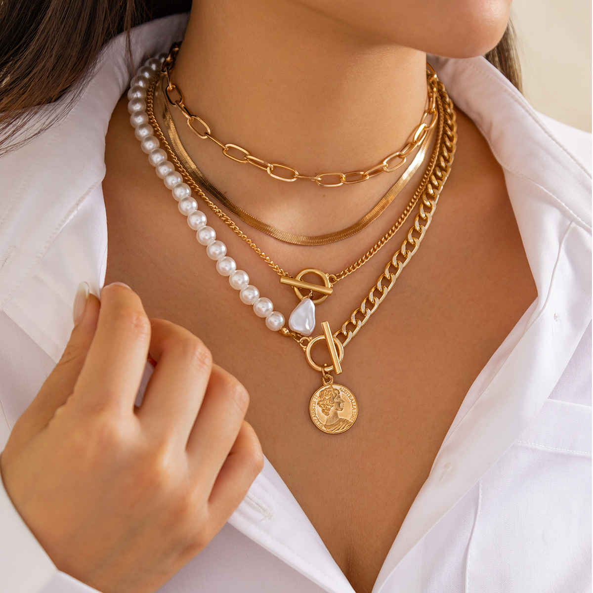 European and American cross-border jewelry, ins metallic round pendant, collarbone chain, irregular beaded pearl multi-layer necklace full figure