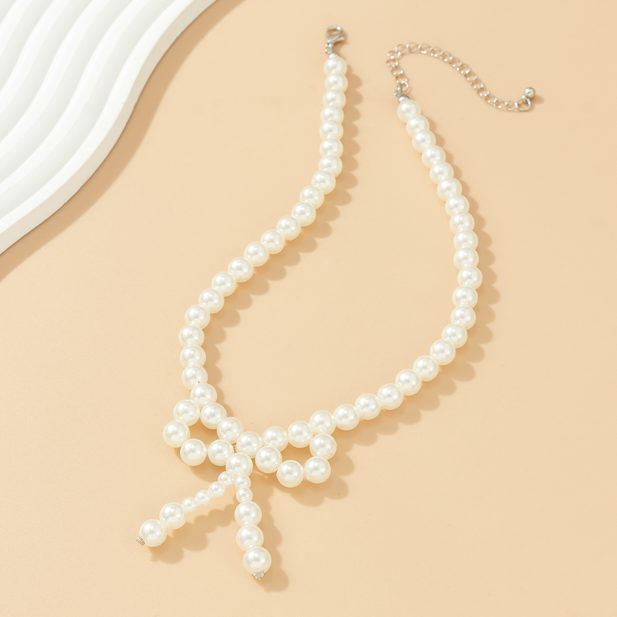 European and American cross-border best-selling French bow choker versatile necklace, foreign trade beaded jewelry, pearl imitation necklace Application Scenario
