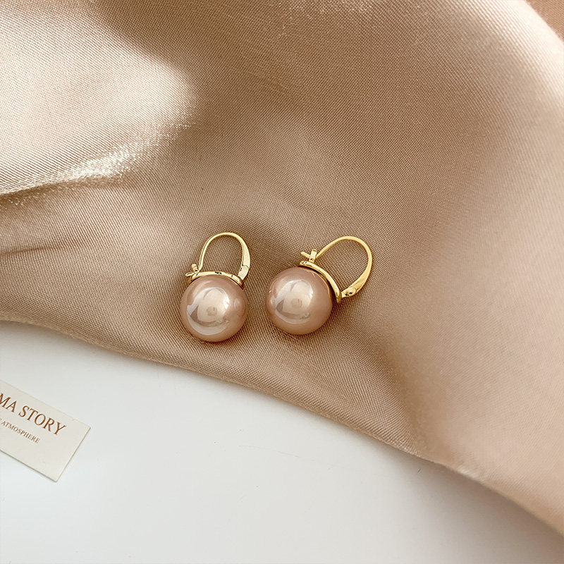 French niche design earrings 2023 new trendy high-end pearl stud earrings, Korean style trendy earrings for women Application Scenario