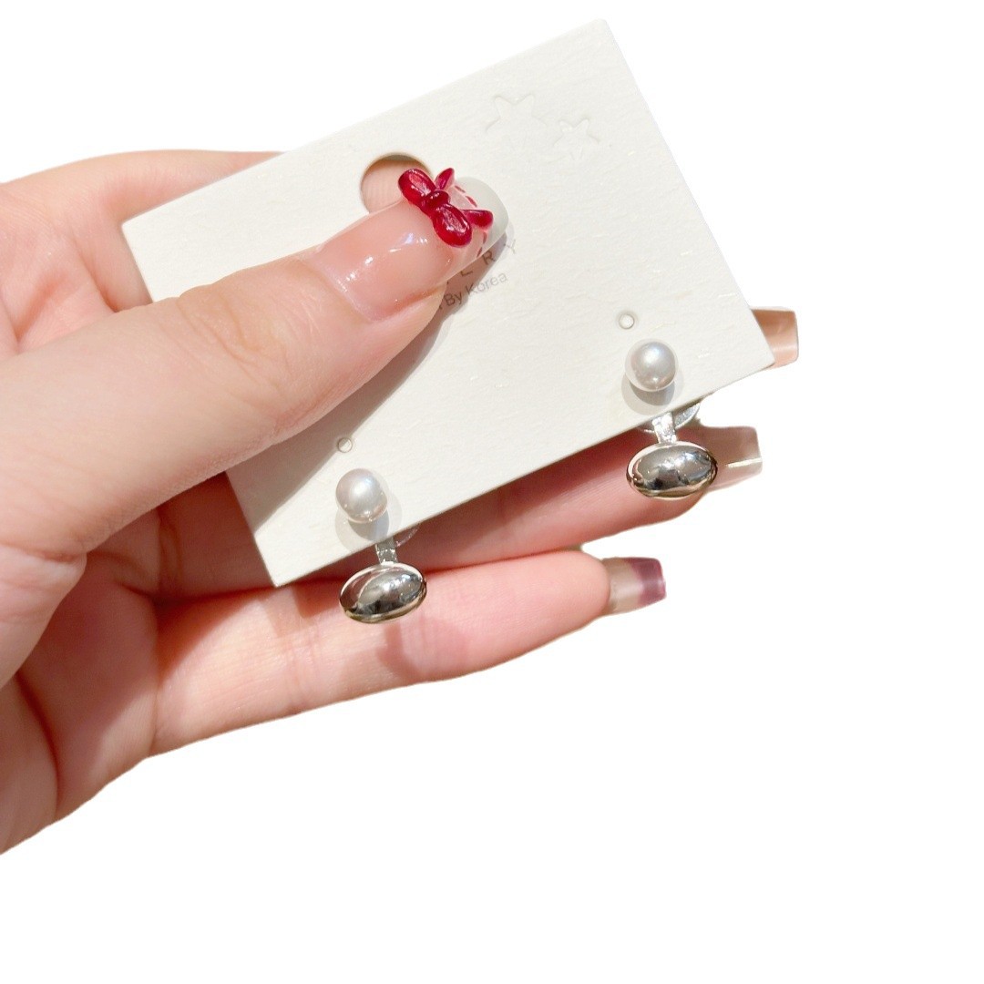 The 2025 new best-selling pearl pendant stud earrings for women, with a niche design sense and a high-end, light luxury style, are earrings and pendants Item Picture