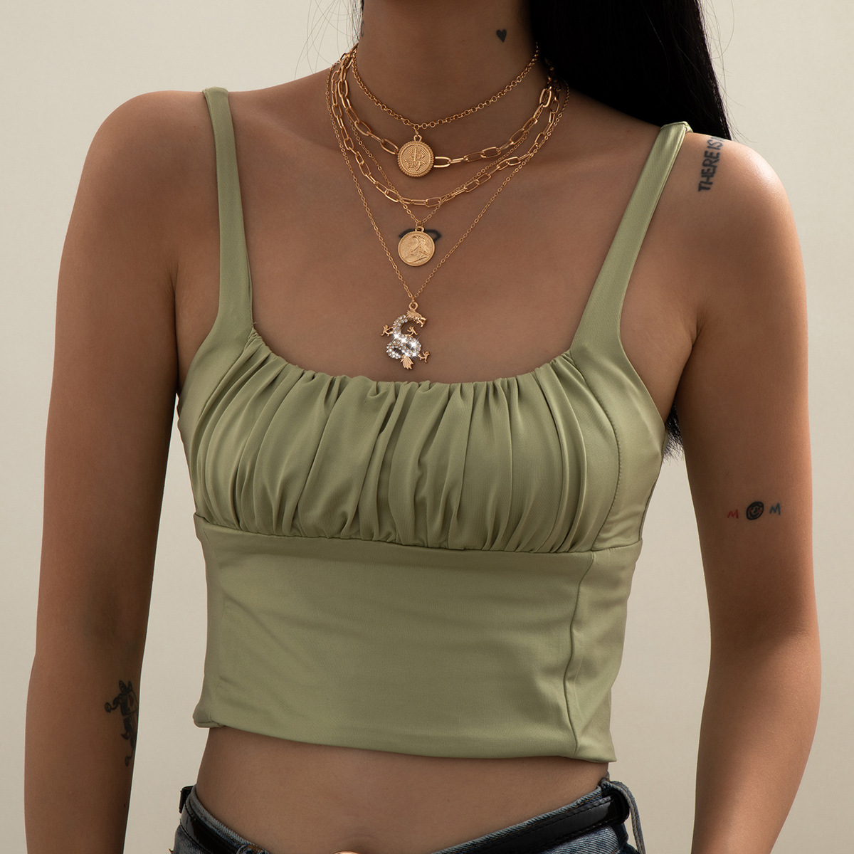 This is a stylish and elegant cross-border accessory from Europe and America. It features a diamond-encruffled dragon-shaped necklace that is unique and fashionable for women. It also includes a longevity character portrait round pendant necklace Specification drawing