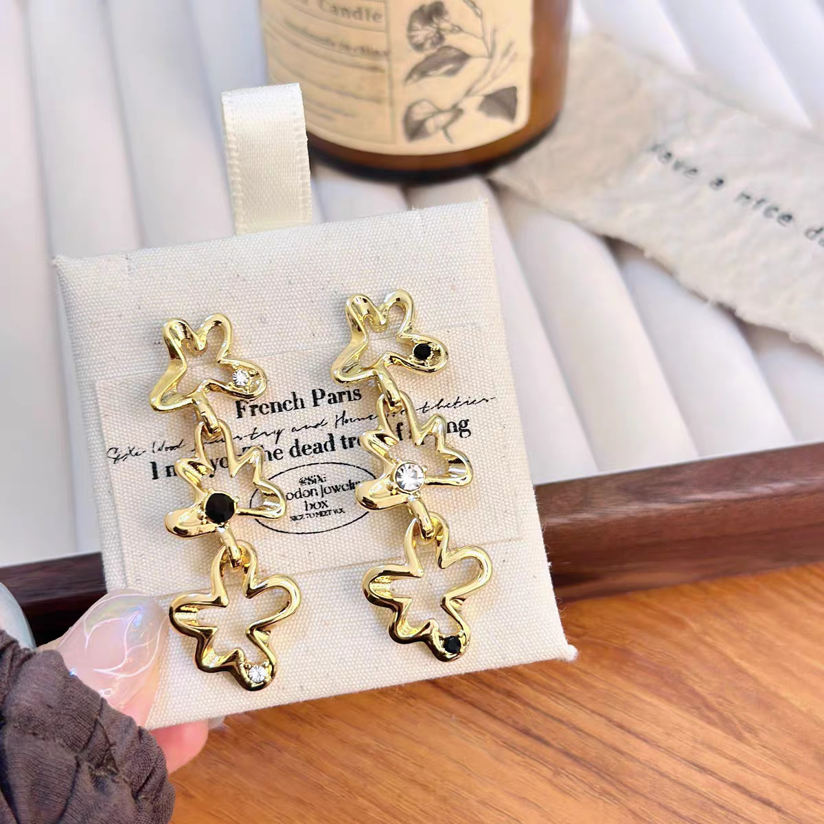 Light luxury retro gemstone golden flower earrings for women, 2025 fashion design, high-end and exaggerated, popular evening earrings details Picture
