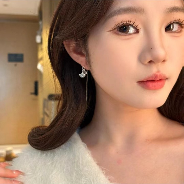 Ginkgo leaf Ear Thread Ethereal earrings 2023 New bestseller, niche design sense, high-end cool style, face-slimming earrings Specification drawing