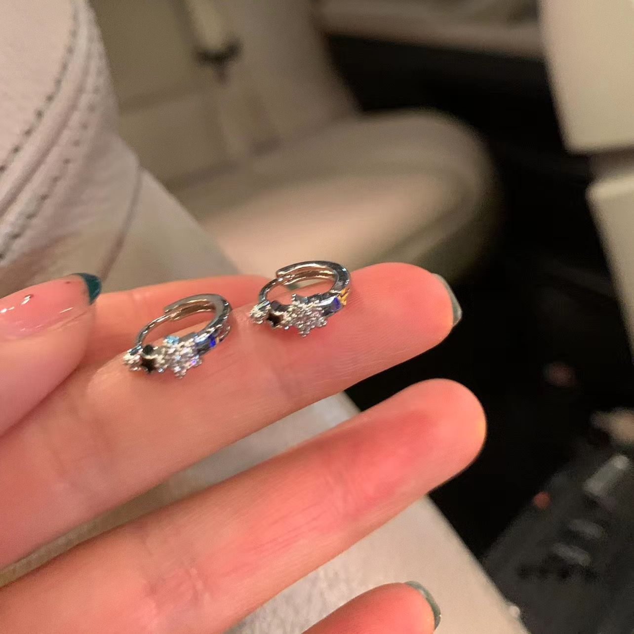 Sweet and cool style ~ Unique and versatile, exquisite and small star-shaped ear buckles for women, simple, fashionable and niche design sense ear studs and earrings Application Scenario