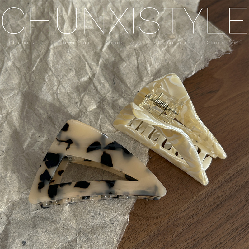 French retro high-end acetate hollowed-out, Korean and Japanese style large triangular gripper, elegant hair clip, gripper, shark clip Application Scenario