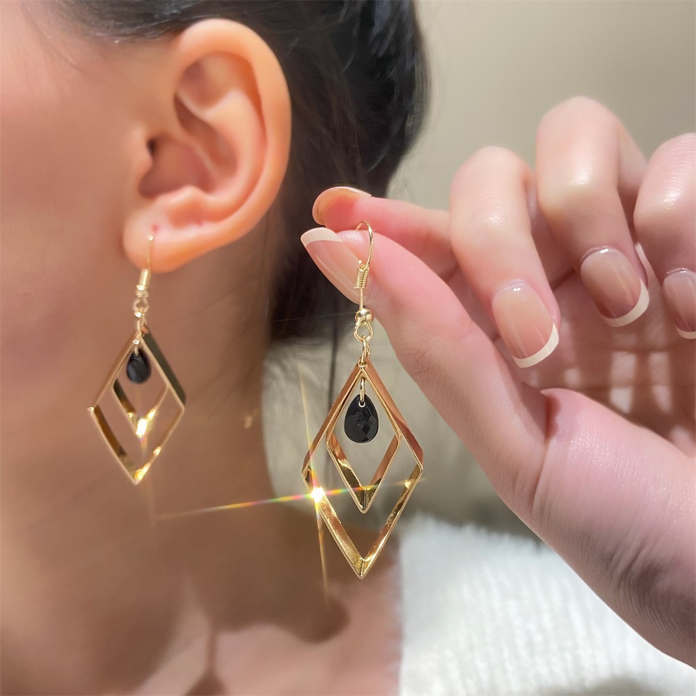 European and American golden retro diamond-shaped earrings, women's black water drop rhinestone pendants, hollowed-out earrings, ins fashion earrings full figure