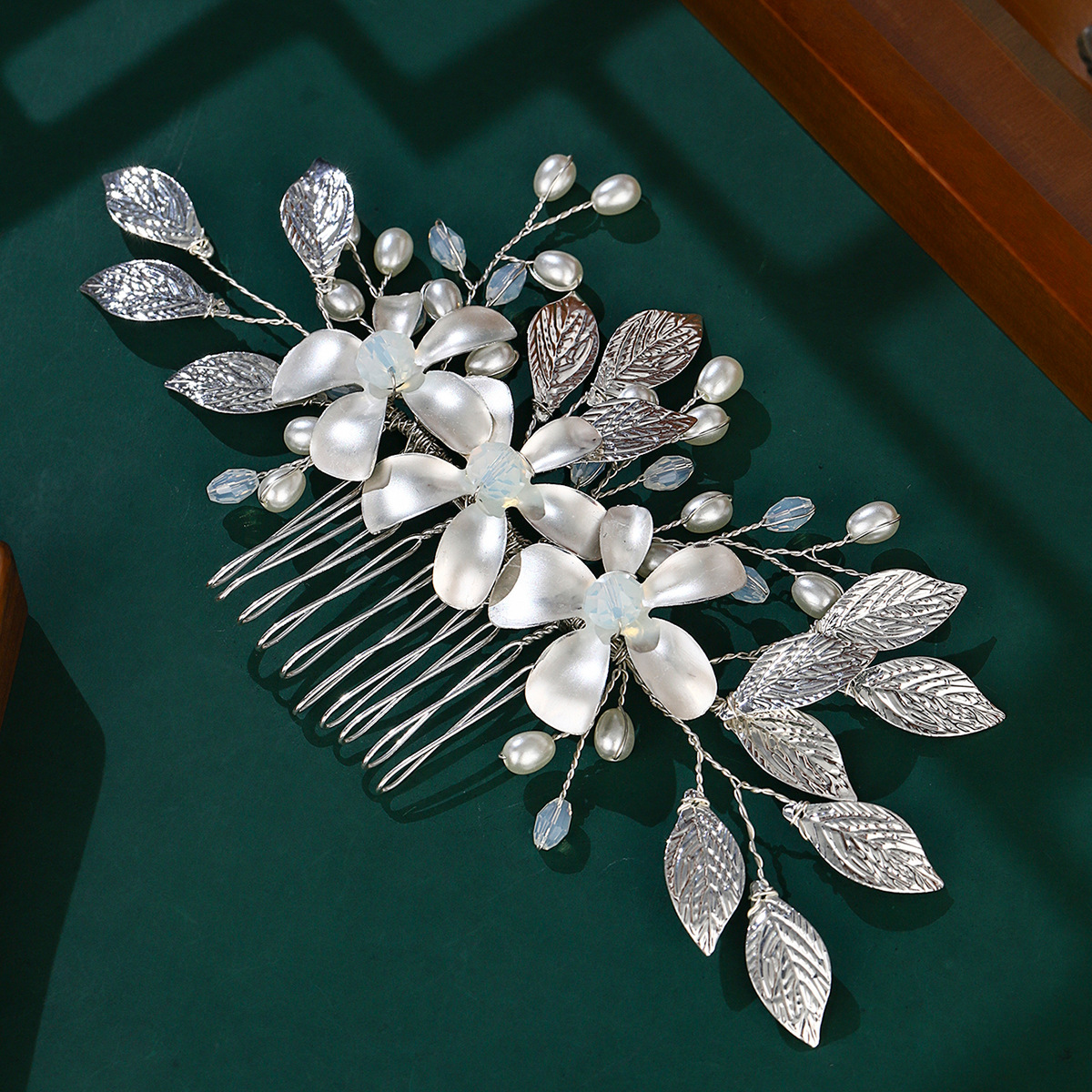Korean forest-style bride headwear, hand-combed wedding updo, pearl crystal hair accessory, alloy flower and leaf hair comb full figure