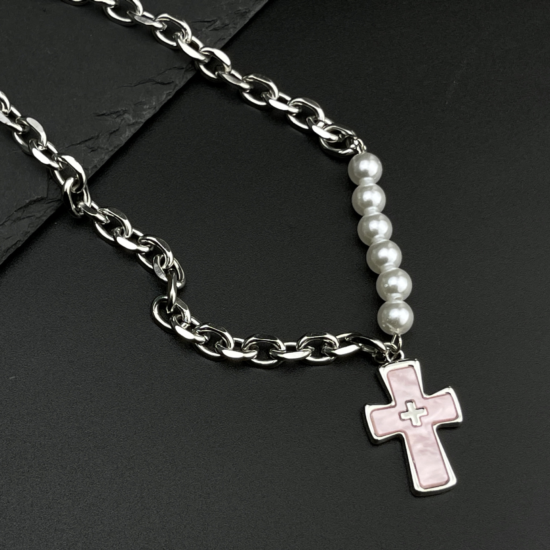 Wholesale of new cross-border European and American pearl cross necklaces, niche and fashionable titanium steel pendant necklaces and collarbone chains full figure
