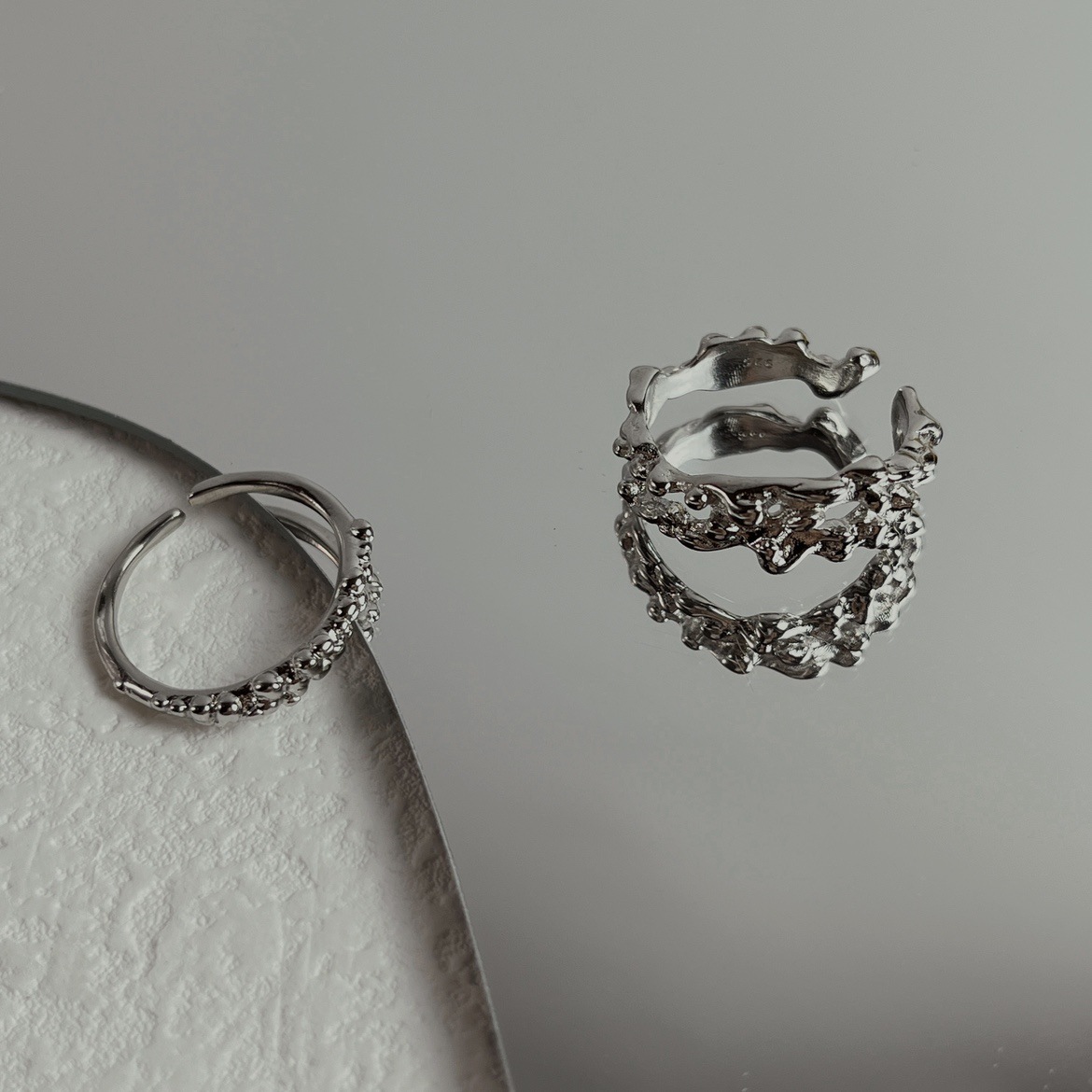 The textured hollowed-out plain ring is simple and versatile. It's an open ring for women on Instagram, with a cold style and a high-end feel. It's a unique and fashionable food ring Specification drawing