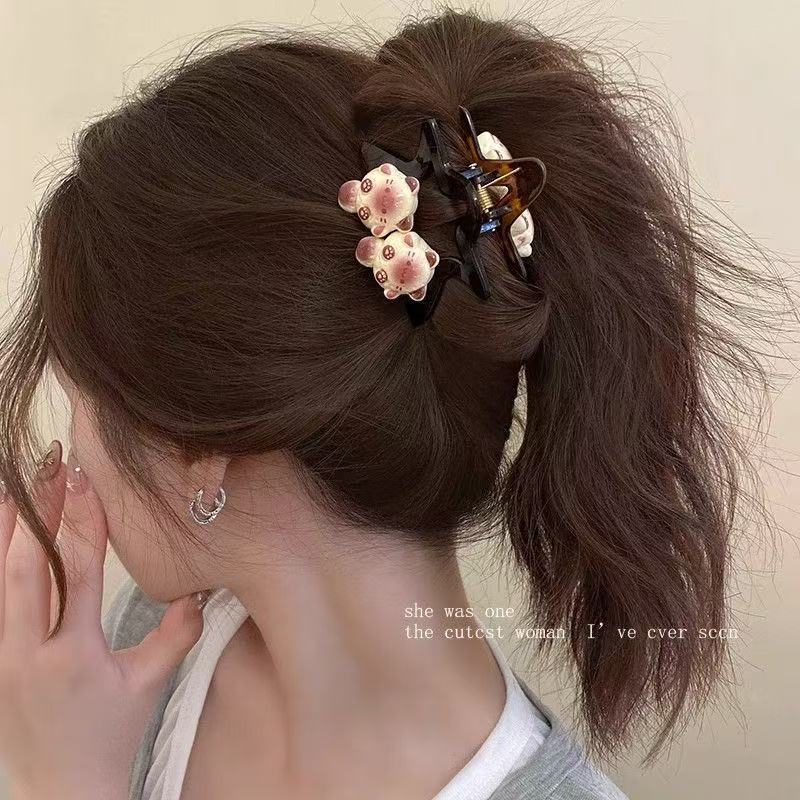The cute Siamese cat hair clip with a cute and fair fringe clip and a sweet side clip hair accessory Application Scenario