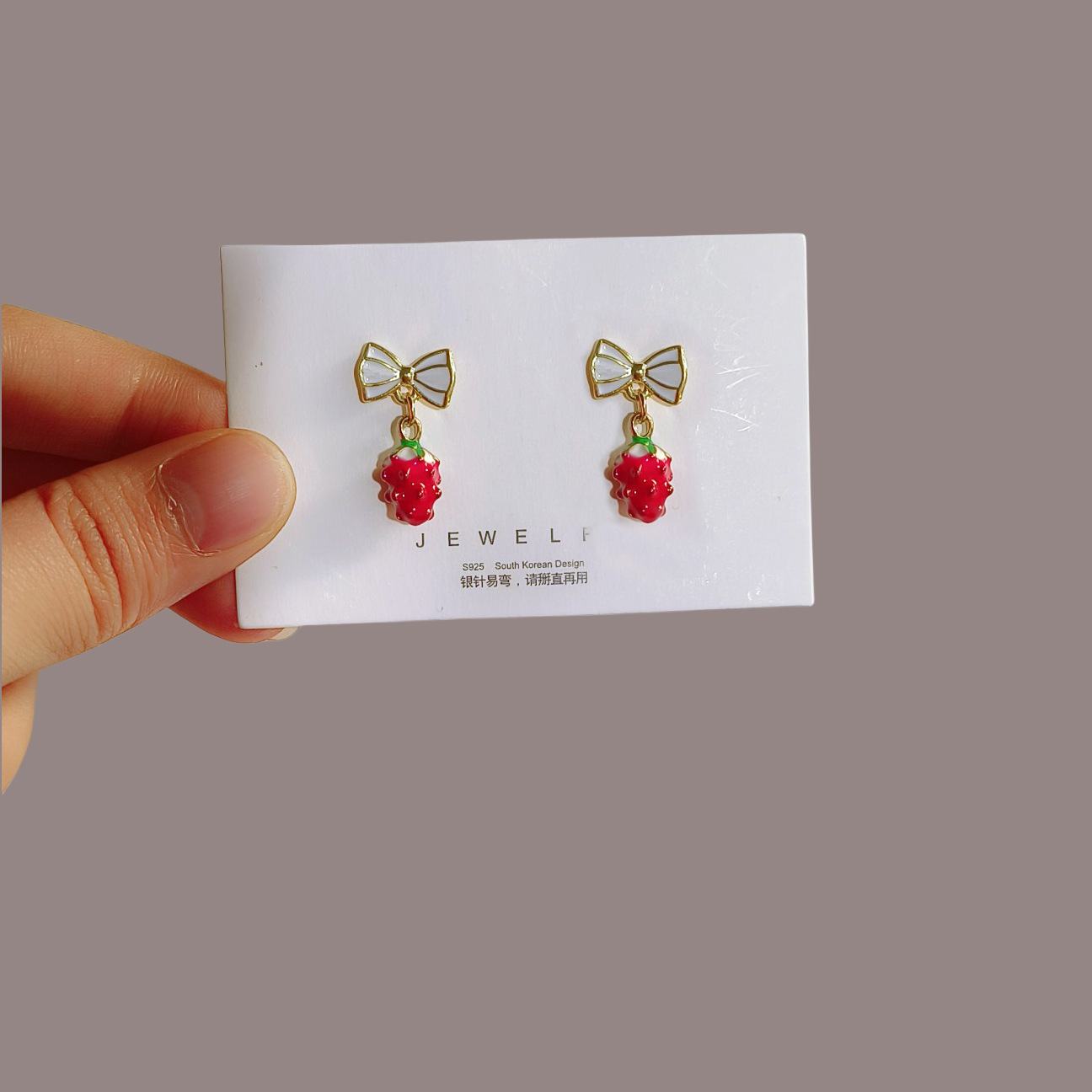 Early spring earrings ~ Cute little raspberry pendant earrings, elegant and delicate, small and simple design style earrings for young girls Specification drawing