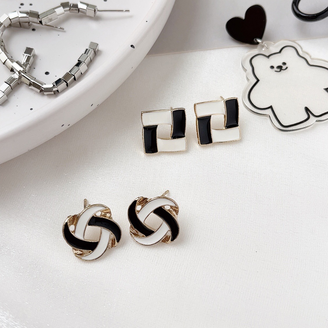 Sweet and cool ins asymmetrical heart-shaped stud earrings for women's fashion, versatile and simple design. Spice Girl group stud earrings, earrings and earrings Specification drawing