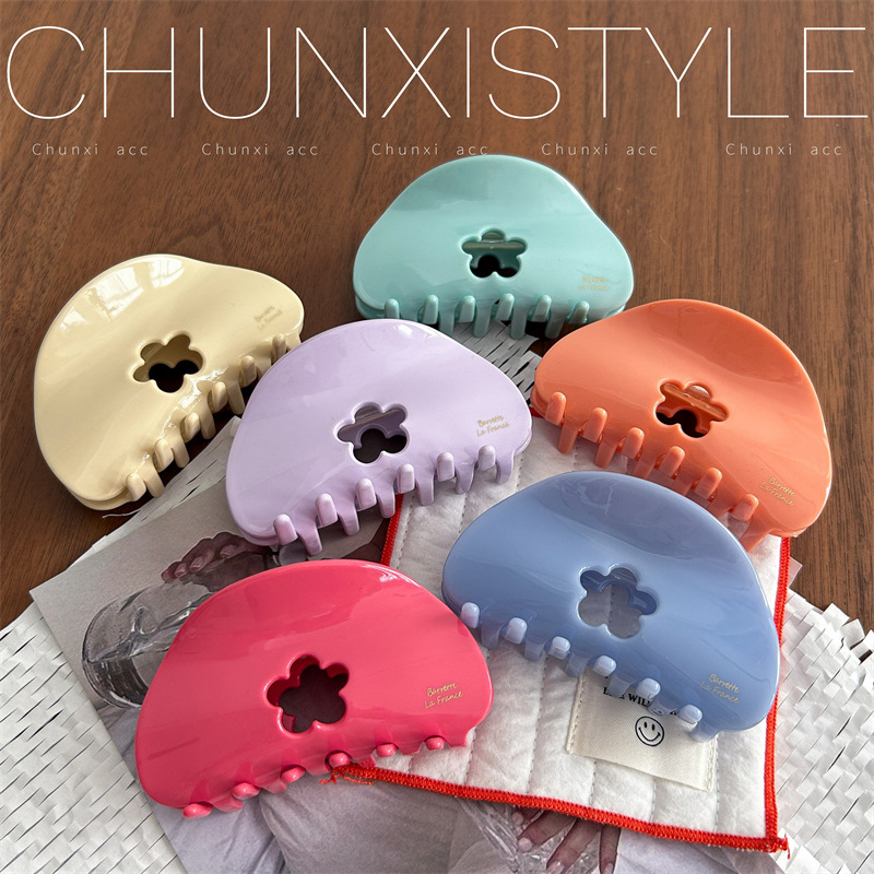 Cream yellow hollowed-out small flower grab clip, simple and versatile Korean style shark clip, sweet and elegant girl's back head updo hair accessory Specification drawing