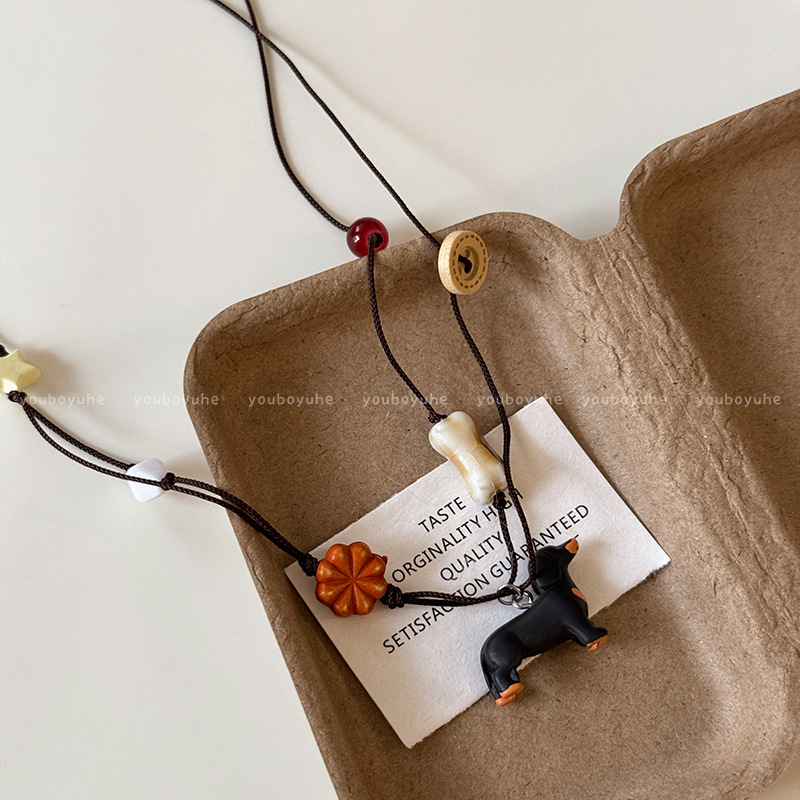 Wholesale of three-dimensional Dachshund black rope long necklace for women, artistic, retro, elegant, versatile and high-end neckchain sweater chain Application Scenario