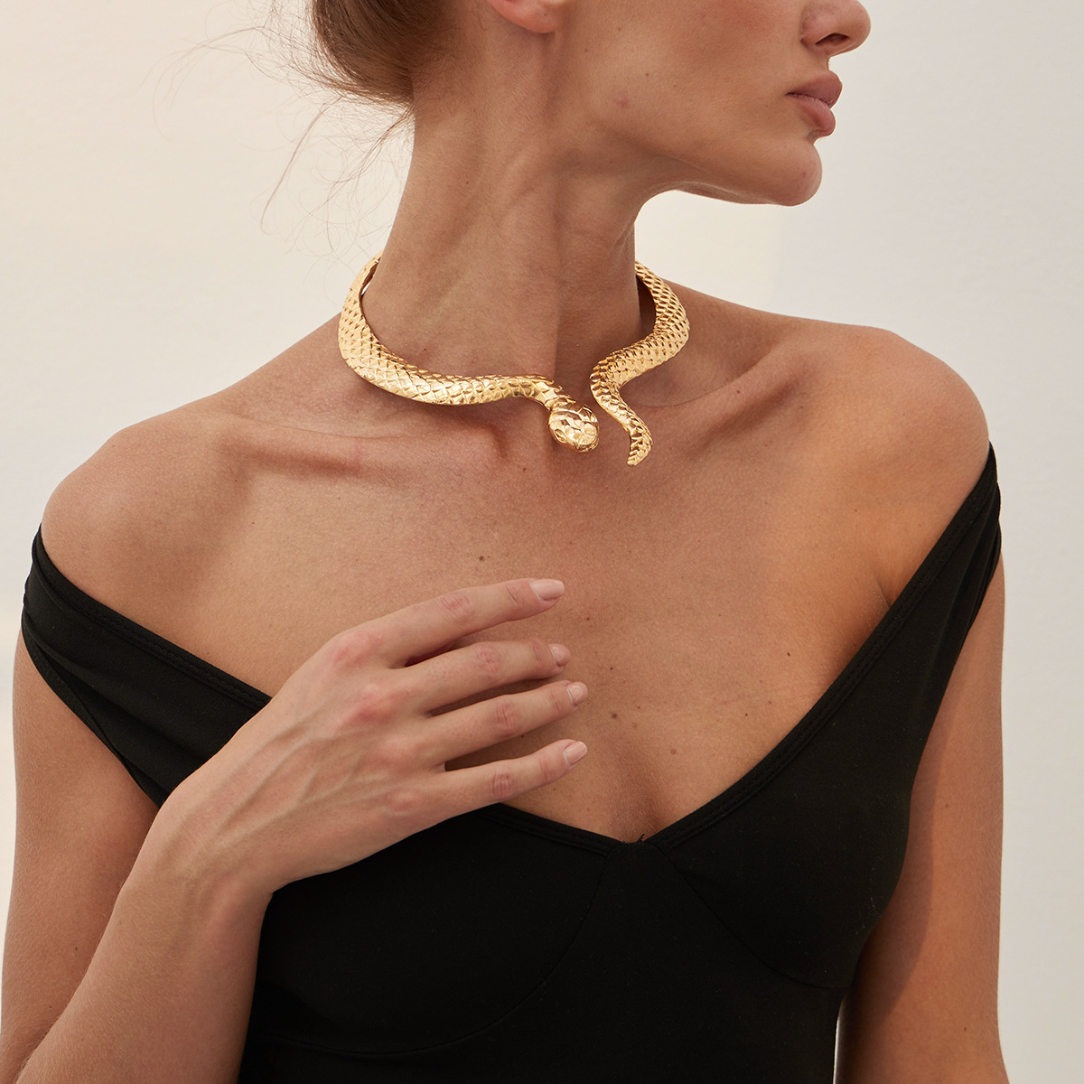 Exaggerated silver snake-shaped spring alloy necklaces from Europe and America, punk-style wrapped choker necklaces details Picture