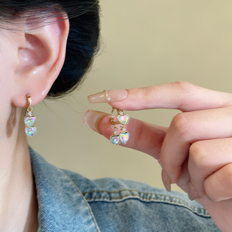Light luxury, exquisite and dazzling heart-shaped earrings, a niche design for women, versatile and personalized ear buckles, fashionable and trendy earrings that are popular on the Internet details Picture
