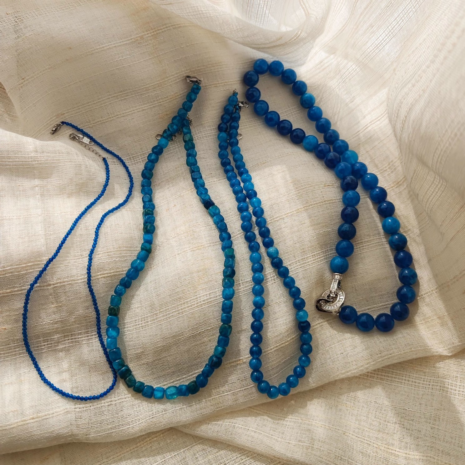 A simple retro Chinese-style necklace with a 2mm lapis lazuli collarbone chain for women, featuring millet beads, diamonds and a football face full figure