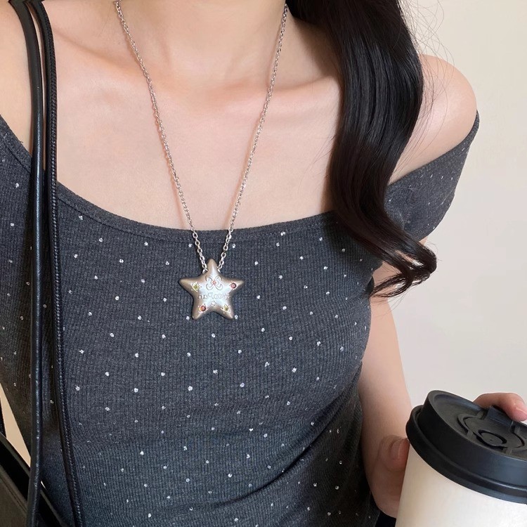 "Lucky Star" Dopamine Little Star necklace, cold style five-pointed star long hoodie chain Pendant, collarbone chain for women Application Scenario