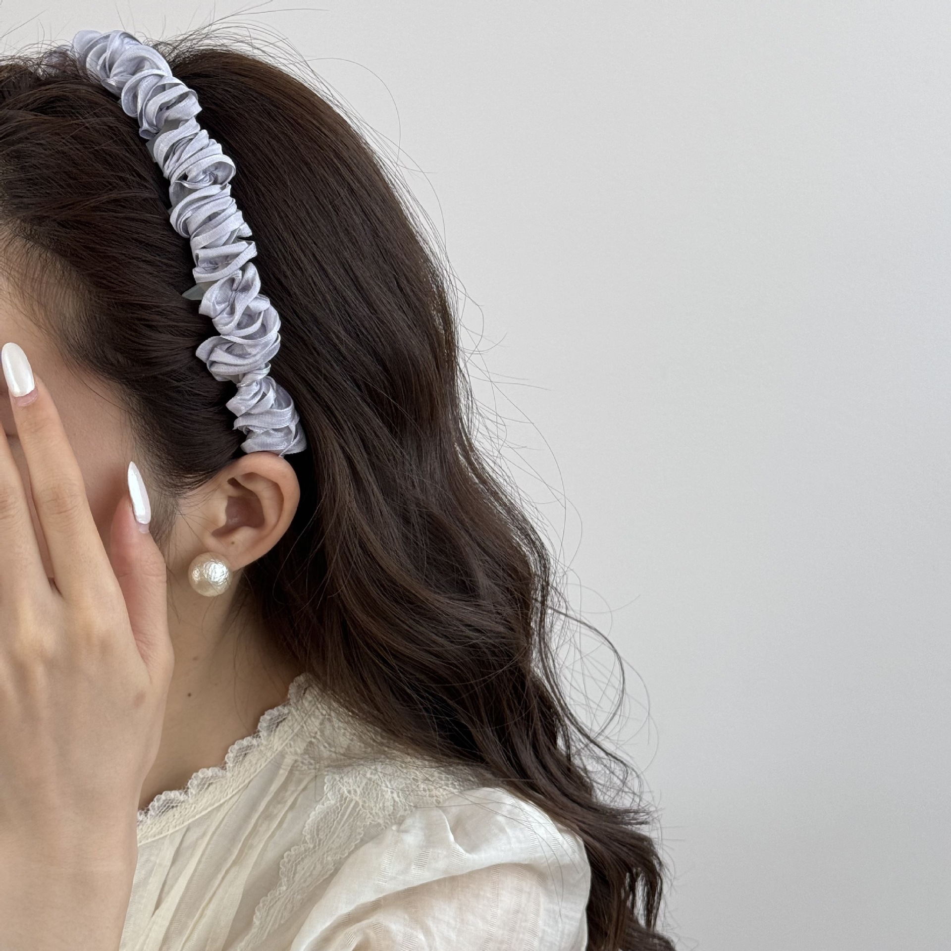 The super fairy-like and versatile satin pleated hairband, the sweet and elegant Japanese and Korean hairpin, the headband for going out, and the forest-style Internet celebrity hair accessory for washing the face Application Scenario