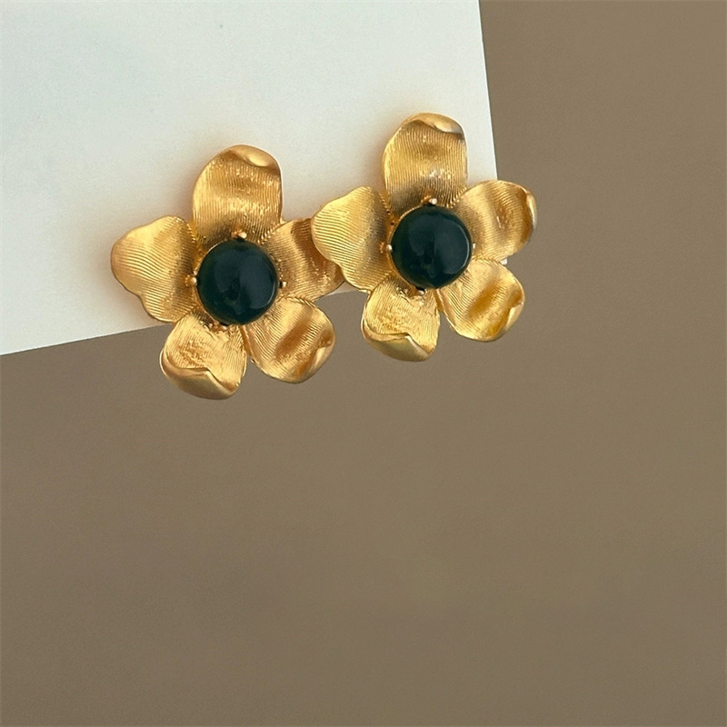 Retro metallic floral earrings for women, light luxury, niche and high-end, versatile and elegant stud earrings, trendy earrings for elegant socialites Application Scenario
