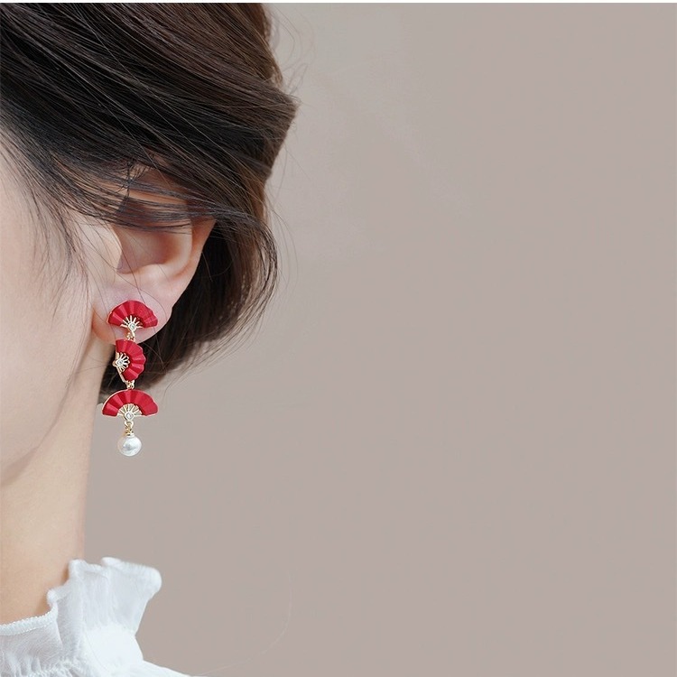 The new Chinese-style Ankela red irregular fan-shaped stud earrings have a unique design sense. The bride's earrings can be worn in a cheongsam with earrings Specification drawing