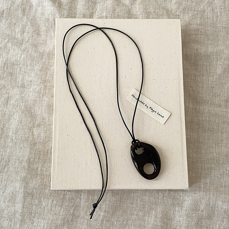Pig nose resin pendant, long black rope necklace, women's retro personality, versatile style, fashionable neckchain, collarbone chain Specification drawing