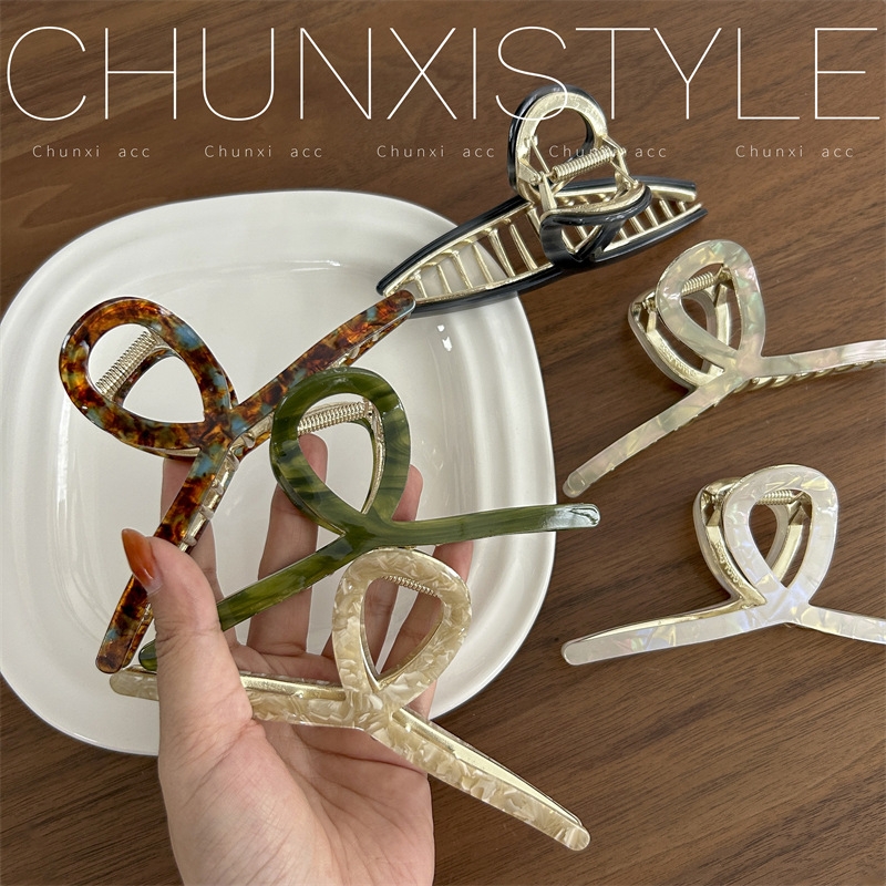 The 2023 new large-sized metal acetate hairpin for the back of the head, featuring a high-end and elegant updo and shark clip headwear Application Scenario