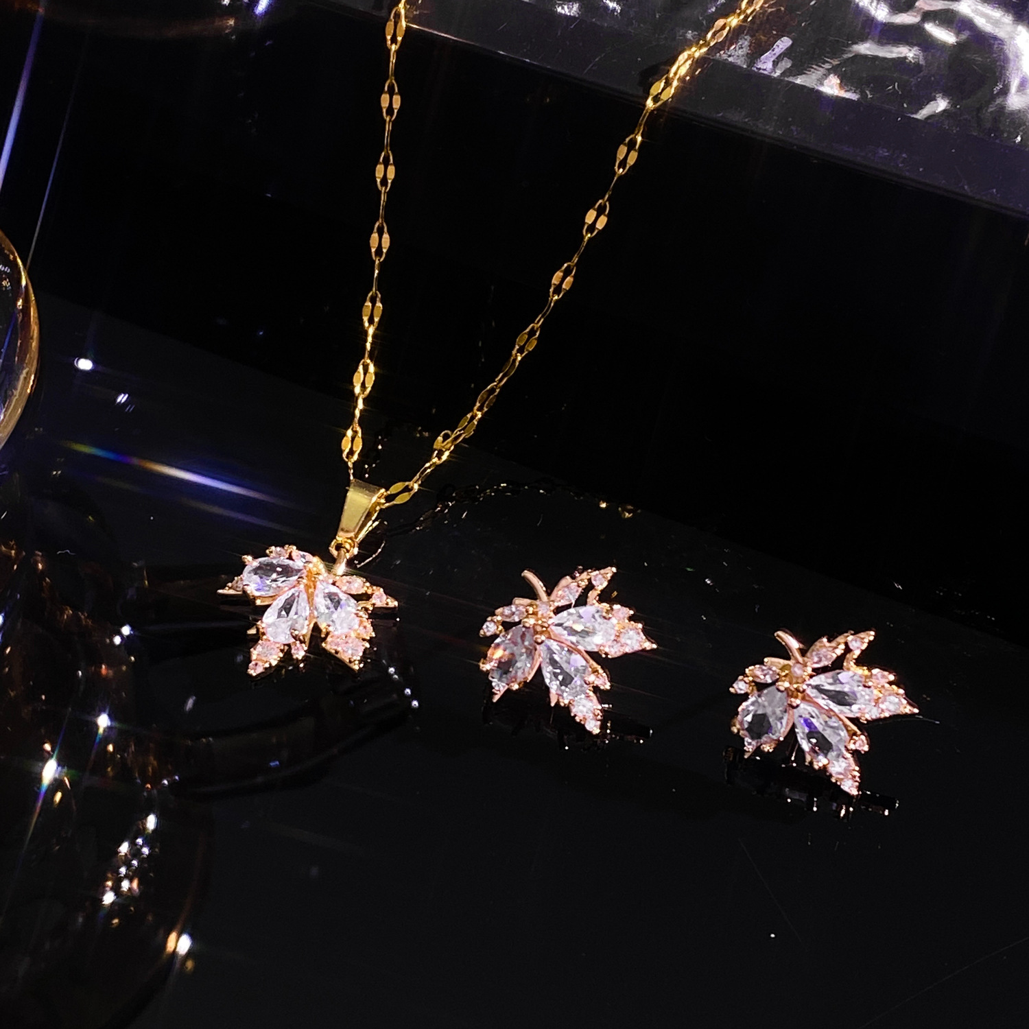 Copper-inlaid zircon necklace and earrings set, light luxury leaf and maple leaf individual style banquet earrings and necklaces combination details Picture