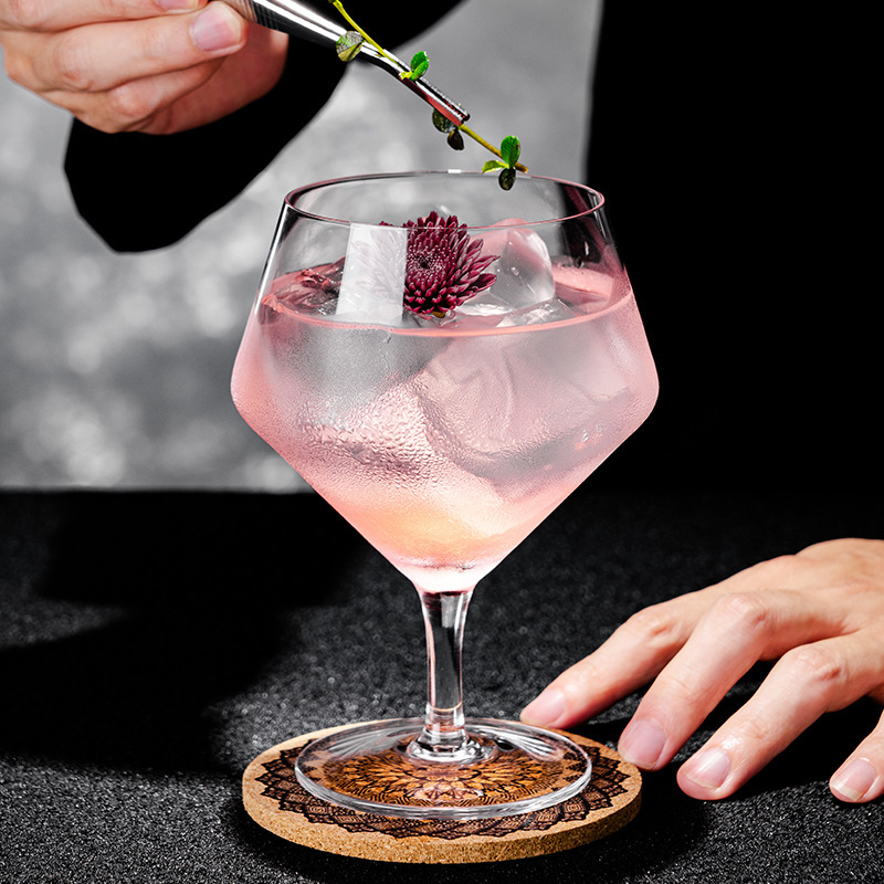 Diamond-shaped cocktail glasses, mixing glasses, gin and tonic glasses, highball glasses, glass brandy glasses, ambient wine glasses wholesale full figure