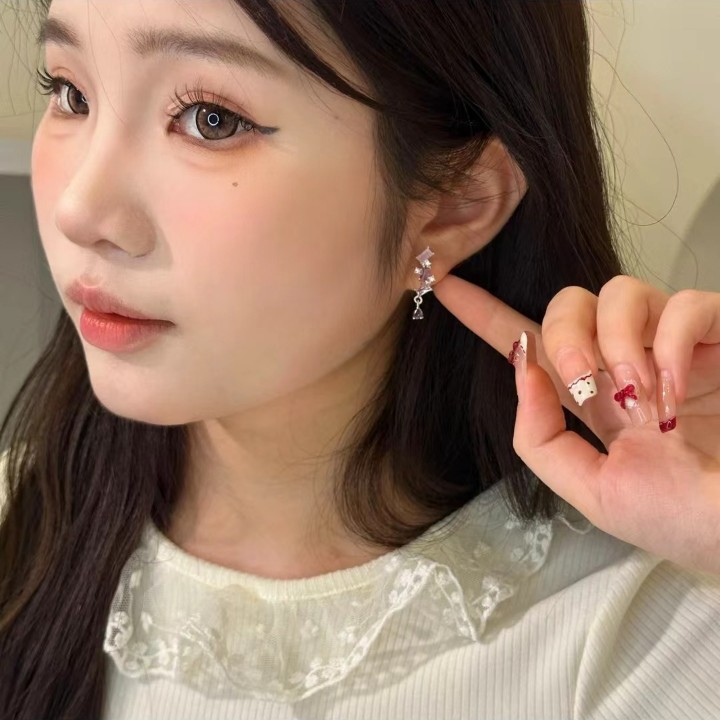The pink and purple gradient irregular zircon stud earrings have a niche design sense. They are small, luxurious, high-end and versatile earrings that can make your face look good details Picture