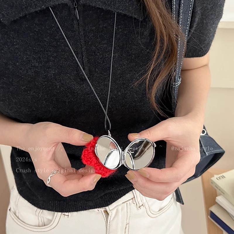 Woolen knitted flower mirror necklace, Korean sweet and fashionable attendance sweater chain, autumn and winter niche necklace Application Scenario