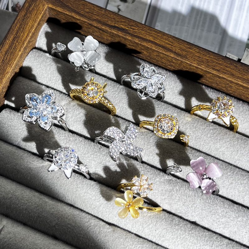 A light luxury and high-end texture flower four-leaf clover rotatable ring with a cold and elegant feminine style, a niche and refined sweet and cool ring full figure