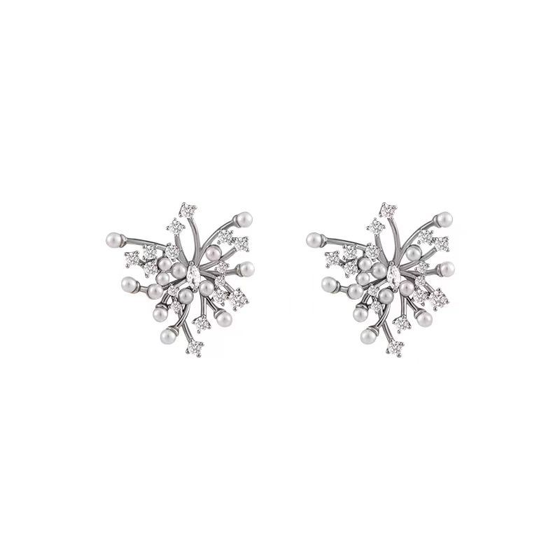 The Nebula pearl stud earrings, the same style as Liu Yifei's, exude a sense of high-end luxury and a touch of light elegance. They are a new bestseller for women in 2025 Item Picture