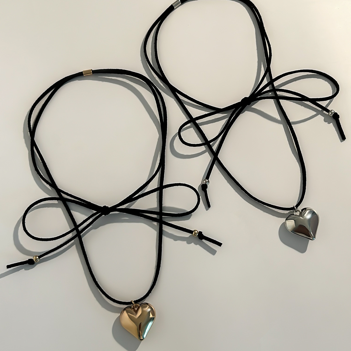 European and American cross-border jewelry black rope small heart pull-out sweet and cool choker punk personality retro collar velvet necklace Application Scenario