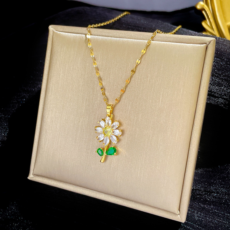 【 Titanium Steel 】 Zirconia flower light luxury zirconia collarbone chain, small Instagram influencer retro titanium steel necklace for women Application Scenario